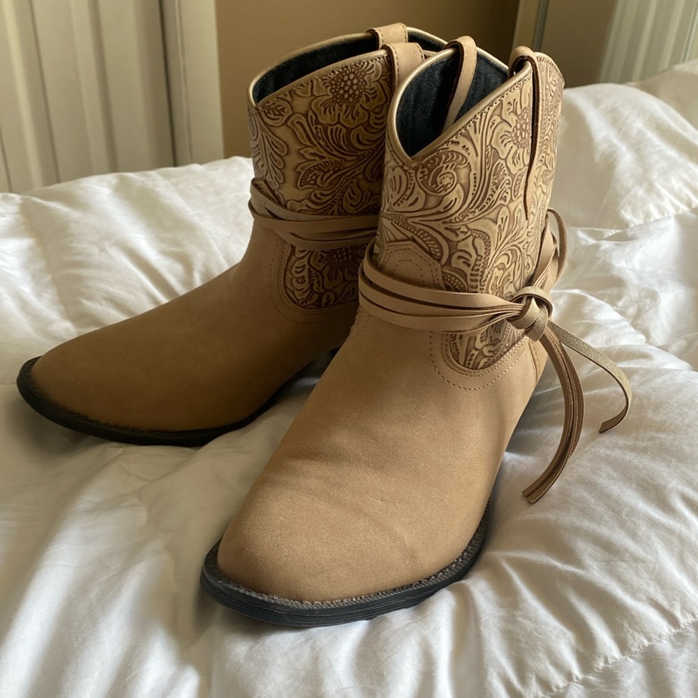 DINGO WOMEN'S FLORAL TOOLED KNOTTED STRAP BOOTIES - MEDIUM TOE